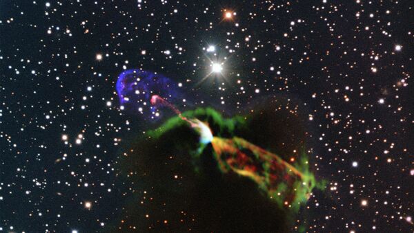 Молодая звезда в созвездии Паруса выбрасывает струи угарного газа, которые врезаются в окружающие ее газовые облака