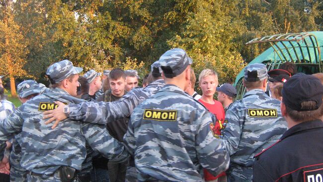 ОМОН задержал около 20 человек во время несанкционированного массового мероприятия в Красносельском районе Петербурга