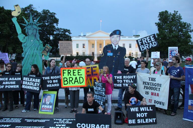 Пикет в защиту Брэдли Мэннинга у Белого дома в США Пикет в защиту Брэдли Мэннинга у Белого дома в США