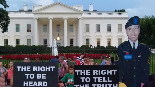 Пикет в поддержку Мэннинга возле Белого дома в Вашингтоне. Архивное фото