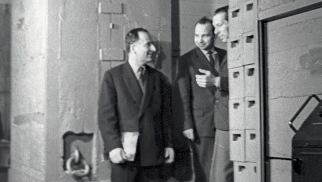 Лауреат Ленинской премии Бруно Понтекорво (слева) беседует с научными работниками около входа в мезонную лабораторию Объединенного института ядерных исследований