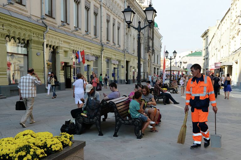 Пешеходная зона на Никольской улице в Москве