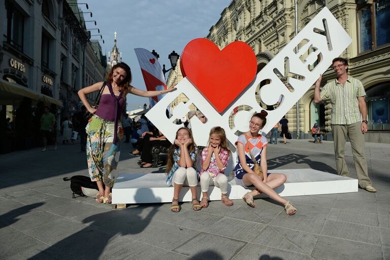 Пешеходная зона на Никольской улице в Москве