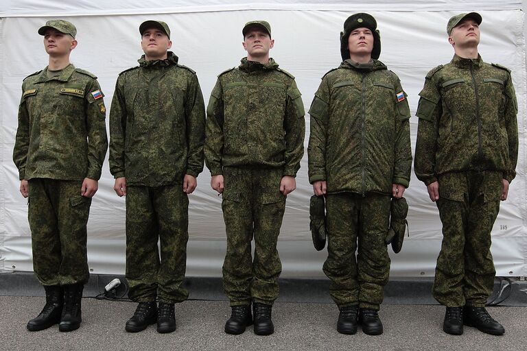 Солдаты-срочники демонстрируют образцы новой военной полевой формы.