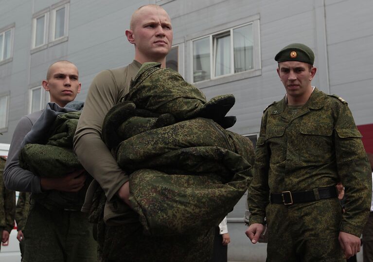 Солдаты-срочники перед демонстрацией образцов новой военной полевой формы