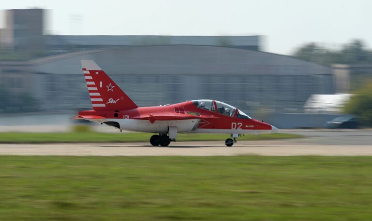 Самолет Як-130 на взлетно-посадочной полосе перед Международным авиационно-космическим салоном МАКС-2013 в Жуковском. Самолет Як-130 на взлетно-посадочной полосе перед Международным авиационно-космическим салоном МАКС-2013 в Жуковском.