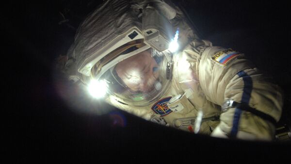 Российский космонавт Александр Мисуркин во время выхода в открытый космос. Архивное фото