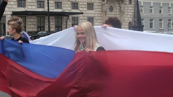 Трехсотметровый триколор развернули на День флага в Петербурге