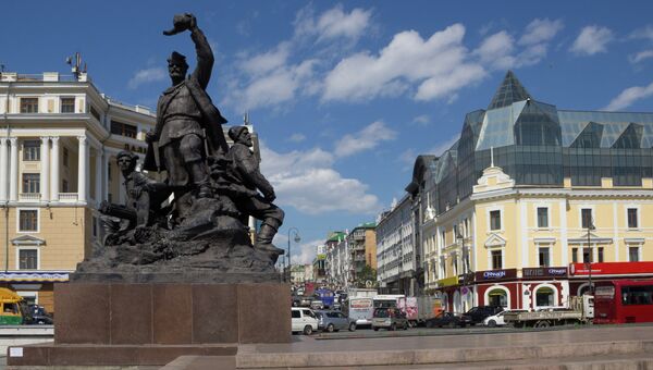 Центр Владивостока: памятник Борцам за власть Советов на одноименной площади, вид на Океанский проспект