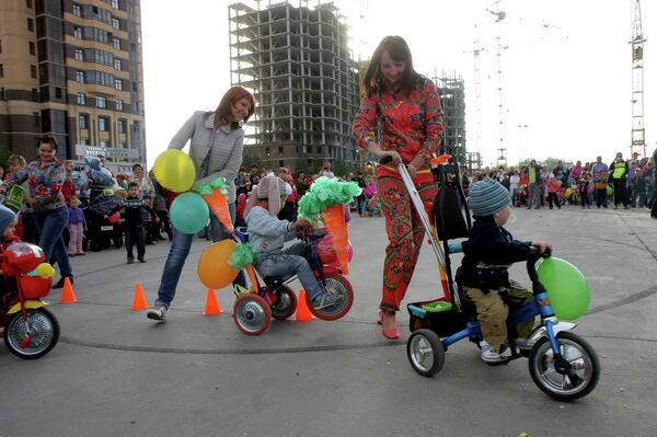 Парад колясок в Новосибирске: феи и будущие инспекторы ГИБДД