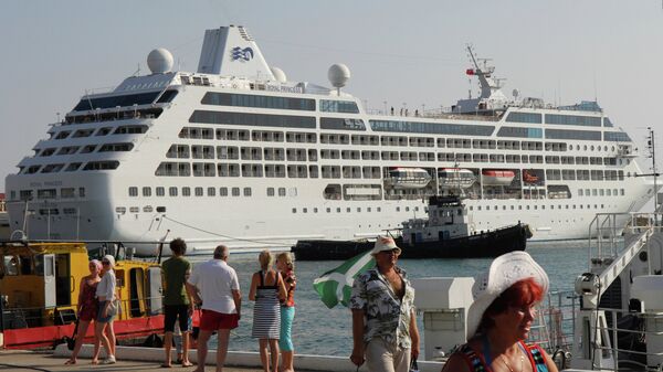 Круизный лайнер Royal Princess в морском порту Сочи