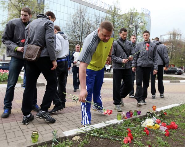 Главный тренер команды Зенит - Казань Владимир Алекно возлагает цветы к месту трагедии в Белгороде