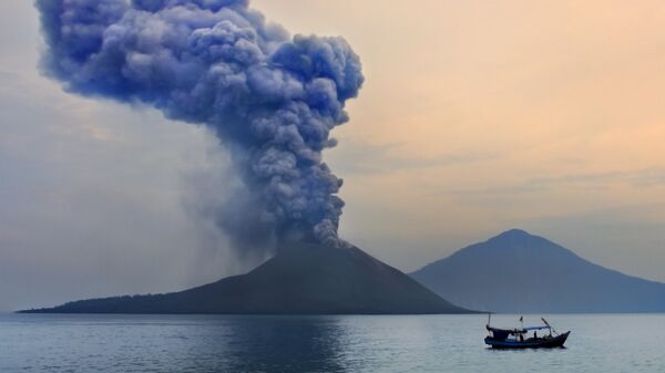 Вулкан Кракатау, Индонезия. Архивное фото
