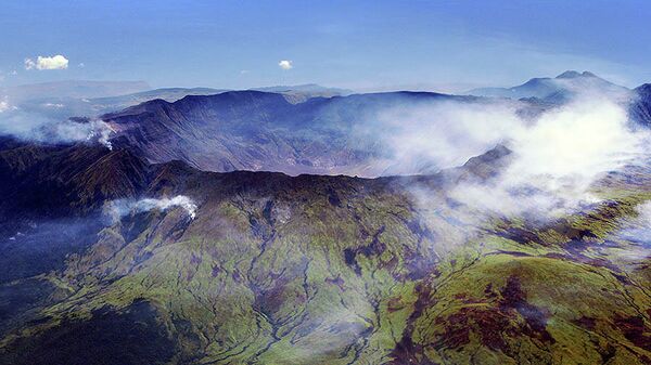 Вид с воздуха на кальдеру вулкана Тамбора