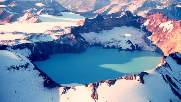 Кратерное озеро вулкана Катмай