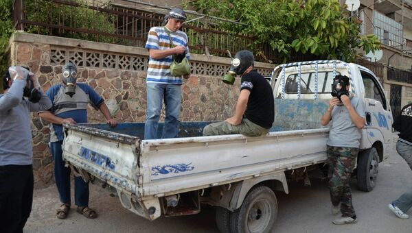 Активисты в пригороде Дамаска ищут пострадавших и собирают образцы для проверки факта использования химического оружия