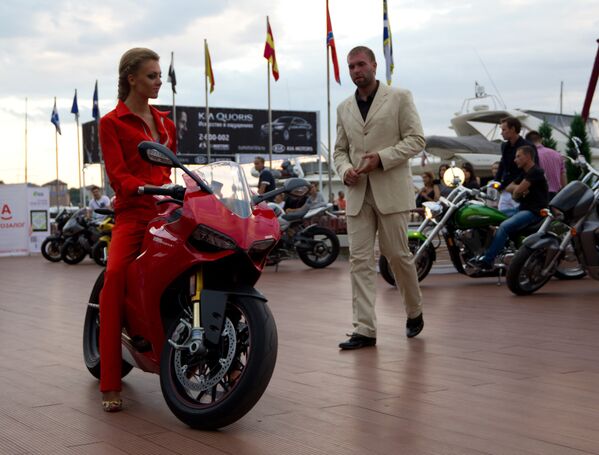 Выставка представительских автомобилей и мотоциклов во Владивостоке