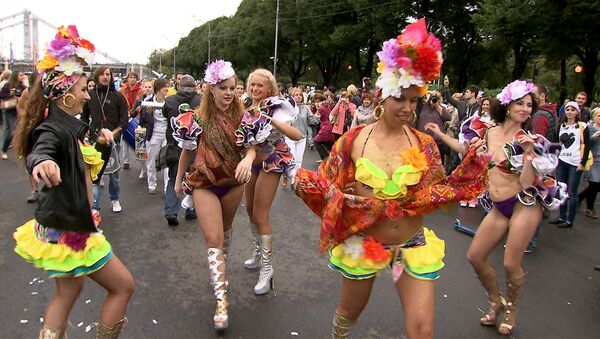 Парад фриков, стиляг и усатых женщин: как прошел карнавал в парке Горького