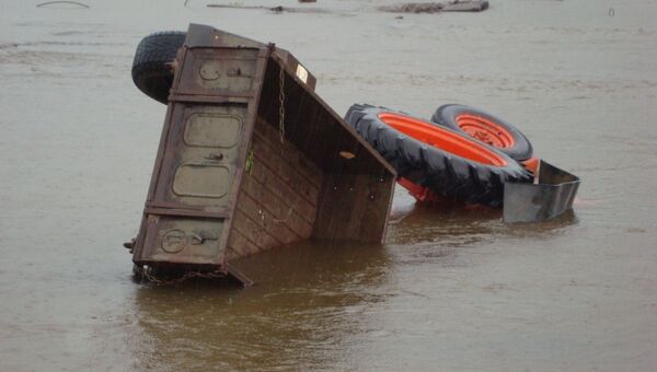 Трактор упал в реку на севере Томской области