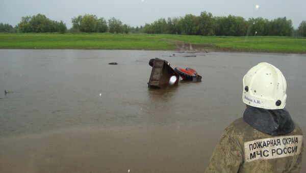Трактор упал в реку на севере Томской области