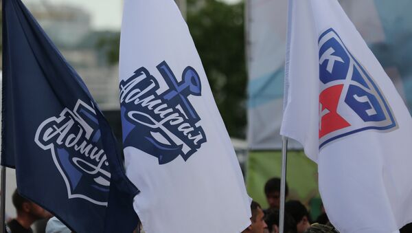 Флаги владивостокского хоккейного клуба Адмирал. Архивное фото