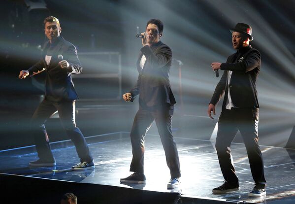 Певцы Лэнс Басс и Джастин Тимберлейк выступают на MTV Video Music Awards