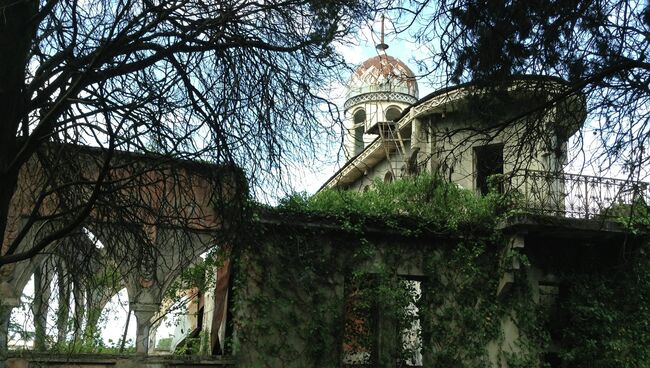 Старинное здание, заросшее плющом. Архивное фото