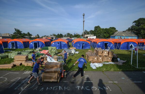 Сотрудники МЧС монтируют палаточный лагерь в поселке Троицкое для семей, пострадавших от паводка