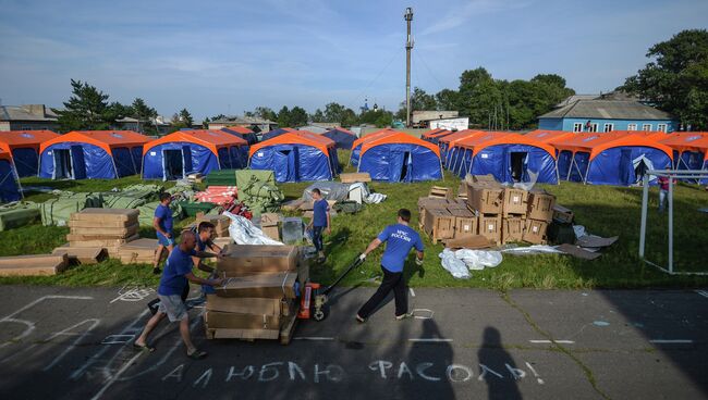 Сотрудники МЧС монтируют палаточный лагерь в поселке Троицкое для семей, пострадавших от паводка