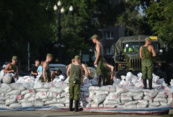 Военнослужащие строят дополнительную дамбу на набережной Хабаровска