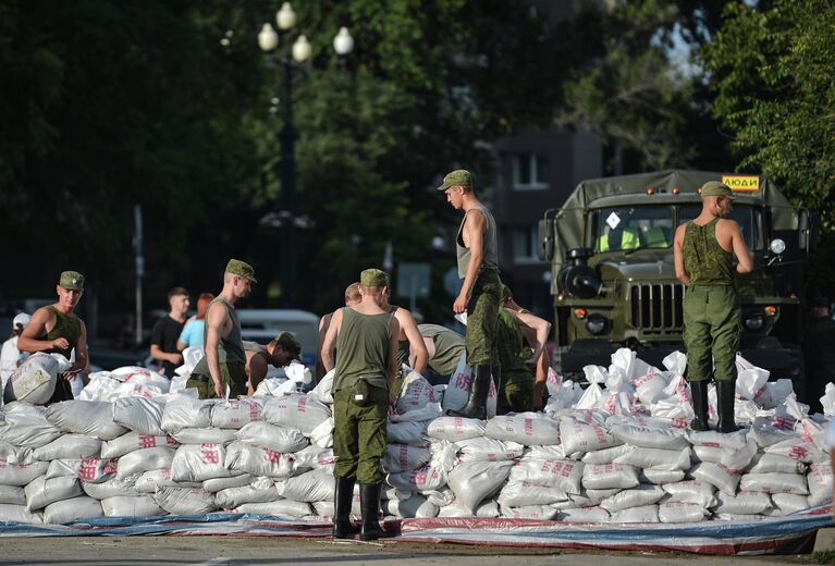 Военнослужащие строят дополнительную дамбу на набережной Хабаровска