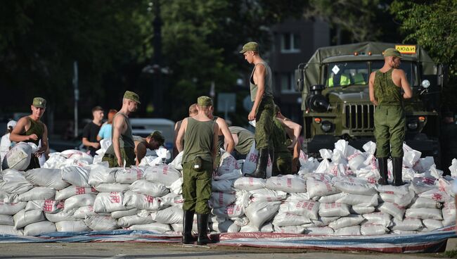 Военнослужащие строят дополнительную дамбу на набережной Хабаровска