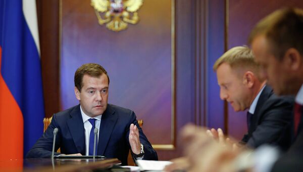 Д.Медведев проводит совещание по подготовке к новому учебному году