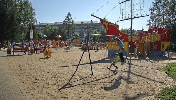 Детский парк с аттракционами в центре Томска, архивное фото