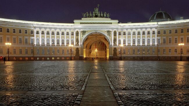 Дворцовая площадь в Петербурге. Архивное фото