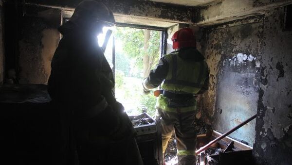 Пожарные в выгоревшей квартире в доме 3 по проспекту Мечникова в Петербурге