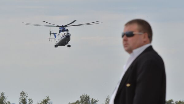 Вертолеты пролетают на аэродромом на Международном авиационно-космическом салоне МАКС-2013 в подмосковном Жуковском