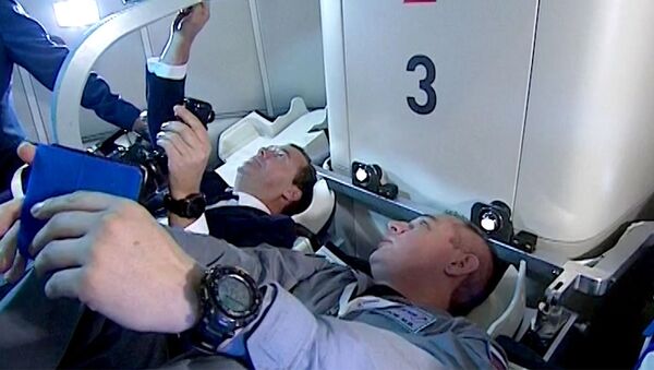 Медведев на МАКСе посидел в космическом корабле и за штурвалом самолета