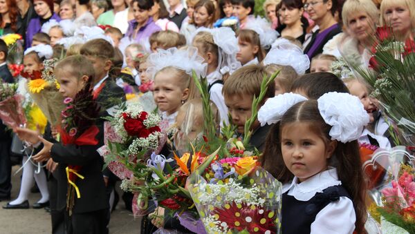 Первоклассники на торжественной линейке 1 сентября в Томске