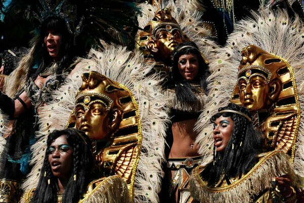 Участники Ноттинг-Хиллского карнавала в Лондоне