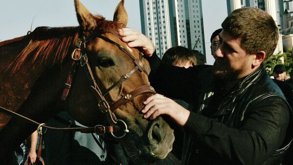 Глава Чечни Рамзан Кадыров с лошадью. Архивное фото