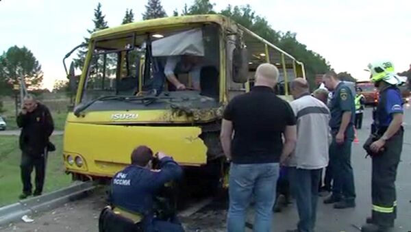 Последствия столкновения автобуса и легковушки на Калужском шоссе