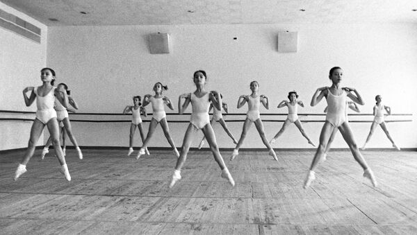 Учащиеся первого класса Московского академического хореографического училища, архивное фото