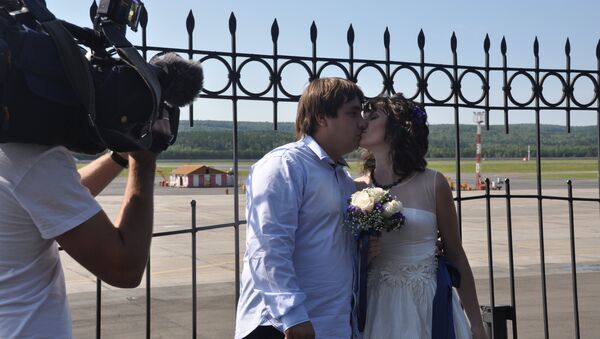 Красноярские споттеры отметили свадьбу в аэропорту