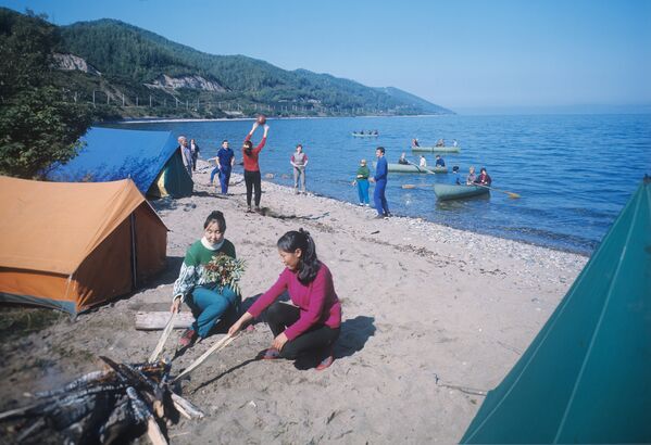 Туристы на озере Байкал