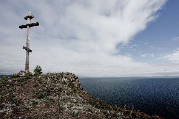 Семиметровый поклонный крест на острове Богучан на озере Байкал