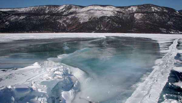Озеро Байкал покрытое льдом, архивное фото