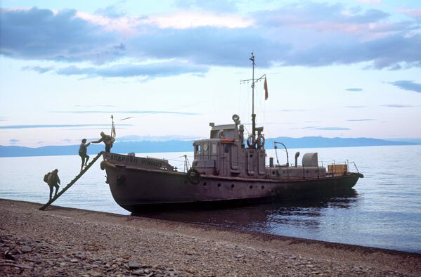 Рыболовецкое судно на озере Байкал