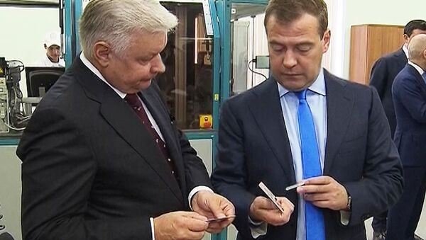 Медведеву показали, какие электронные карты заменят паспорта россиян