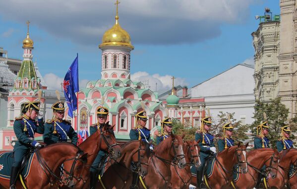 Всадники кавалерийского почетного эскорта Президентского полка